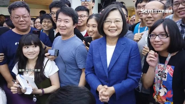 蔡英文參訪雅虎奇摩　員工：稅改有感