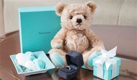 呼應西洋情人節，品牌特地準備浪漫情人節禮物送給朴敏英。（圖／Tiffany）