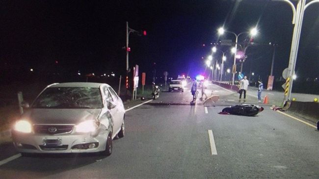 騎車載外籍男友車禍　女大生飛落溝亡