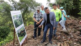 台中外埔區鐵山段崩塌　蔡其昌爭取搶修台中市外埔區下鐵山段1地號崩塌嚴重，恐威脅緊鄰住家居住安全，立法院副院長蔡其昌（前）4日邀相關單位實地會勘，爭取經費搶修盼儘速改善。中央社記者趙麗妍攝　108年6月4日