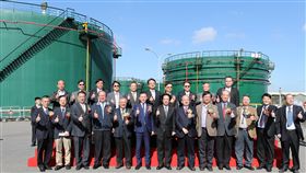 見證中油新竹油庫熄燈中油公司新竹油庫30日舉行記者會，宣告油庫將正式熄燈。行政院長賴清德（前中）、民進黨籍立委柯建銘（前右6）、新竹市長林智堅（前左6）、中油董事長戴謙（前左5）等人在油槽前合影留念。中央社記者張皓安攝　106年12月30日