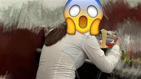 OL穿襯衫吃麵好繃　他驚見胸罩脫鉤（圖／翻攝自爆廢公社二館）