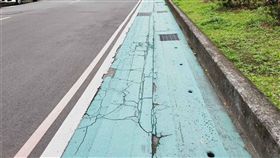 里長反映標線型人行道易龜裂要重鋪台北市大安區有多名里長5日與台北市長柯文哲座談時，反映標線型人行道直接繪製在水溝蓋上，熱拌膠無法有效緊密貼合，半年不到就出現龜裂。要求比照日本僅劃設標線、未填色模式重新鋪設。（大安區公所提供）中央社記者梁珮綺傳真  108年6月5日