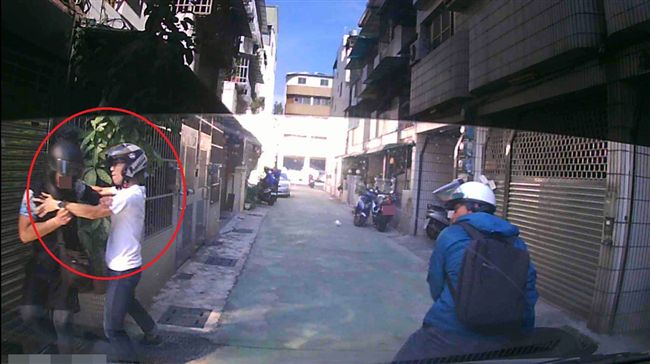 想吃飯卻轉角遇見警　通緝犯狂毆拒捕