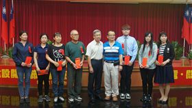 台電大手筆獎助學金　澎湖近千名學子受惠（1）台電公司促進電力發展營運協助金獎助學金與特別助學金頒獎典禮5日舉行，由台電尖山發電廠長歐致誠（左5）頒發，共計916名學子受惠。中央社　108年6月5日