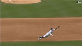 ▲馬查多（Manny Machado）飛在空中沒收安打。（圖／翻攝自MLB官網）