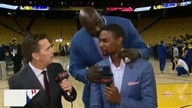 NBA／笑翻！俠客竟對波許深情一吻
NBA,季後賽,Chris Bosh,Shaquille O’Neal,亂入
翻攝自推特