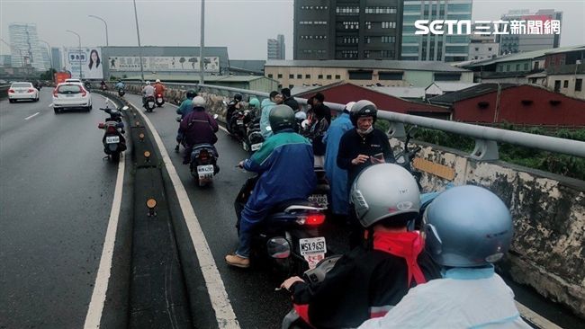 窄！設計不當？汐止北山大橋連環追撞
