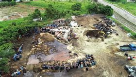 高雄,橋頭,廢污泥（圖／翻攝自黃煥彰臉書）