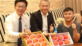 維冠災戶行銷芒果　微風董事長訂購200箱微風集團董事長廖鎮漢（中）與民進黨立委郭國文（左）5日探訪雙腿截肢的台南維冠大樓震災戶洪家益（右），並訂購200盒由洪家益代言促銷的台南芒果。中央社記者楊思瑞攝　108年6月5日