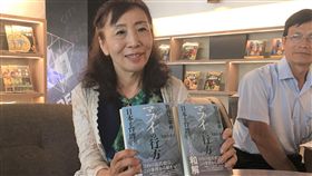 日本作家出書還原牡丹社事件（1）日本作家平野久美子（左）花4年時間，在日本和屏東牡丹鄉訪調「牡丹社事件」，完成「牡丹社事件‧MABUI的行方－日本與台灣，各自的和解」一書，她31日向台灣人介紹這本書。中央社記者郭芷瑄攝  108年5月31日
