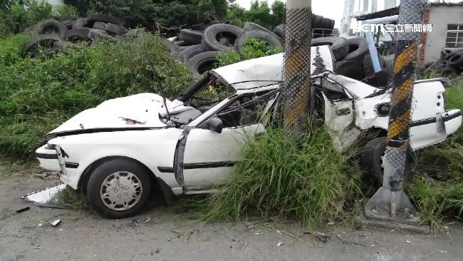 醉男蛇行狂飆　撞休旅車、電桿