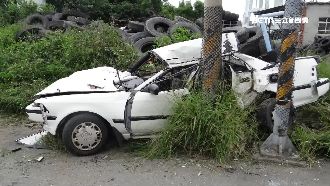 醉男蛇行狂飆　撞休旅車、電桿