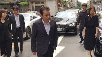 黨政商要長官們　向賀一航家屬致意