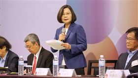 文總前進紐約柏林東京  讓世界看見台灣中華文化總會5日舉行會員大會，會長、總統蔡英文（右2）致詞表示，今年下半年，文總還有很多重要工作，上個月剛去完印度後，接下來還要去紐約、柏林、東京，要在世界級的大都會，讓台灣的音樂藝術與年輕人的創意被看見。（文總提供）中央社記者鄭景雯傳真  108年6月5日