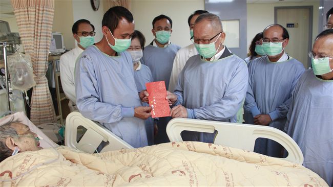 紋面國寶肺炎住院　苗縣長探視允照護