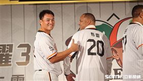 ▲高國慶幫Tilson Brito（布雷）穿上統一獅昔日20號球衣。（圖／記者王怡翔攝影）