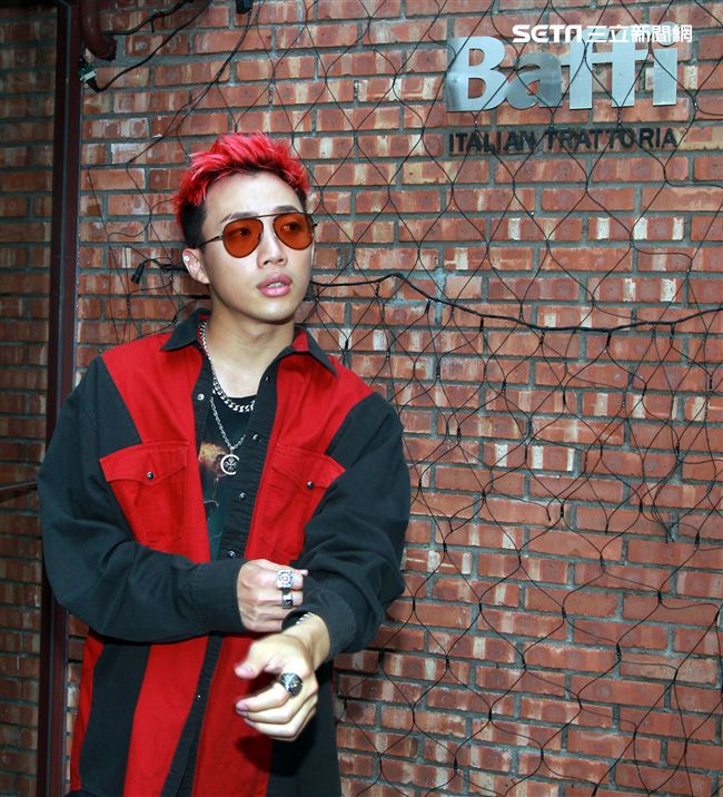 ozi接受三立新聞網金曲專訪。（記者邱榮吉/攝影）