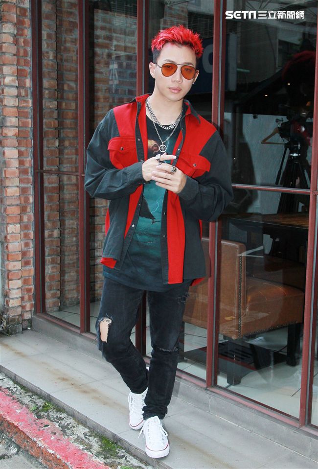 ozi接受三立新聞網金曲專訪。（記者邱榮吉/攝影）