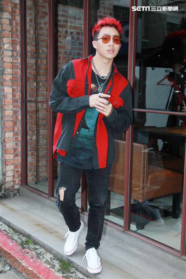 ozi接受三立新聞網金曲專訪。（記者邱榮吉/攝影）