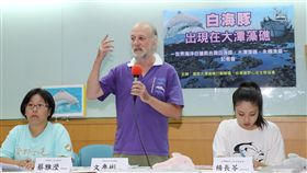 白海豚現蹤大潭藻礁　環團籲三接停工重啟環評搶救大潭藻礁行動聯盟、台灣蠻野心足生態協會等環保團體6日在台大校友會館舉行記者會表示，在大潭藻礁發現全球僅剩60餘隻、極度瀕危物種台灣白海豚，要求中油第三天然氣接收站停工、重啟環評。中央社記者張皓安攝　108年6月6日