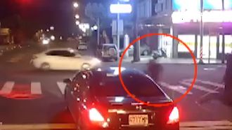 三寶對決！闖紅燈被撞飛　男顱內出血