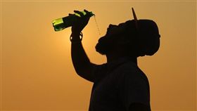 最新研究發現，一名成年男性每年可能攝取多達5萬2000個塑膠微粒，如果加上吸入的汙染物，這個數據增至12萬1000個。（示意圖／翻攝自Pixabay）