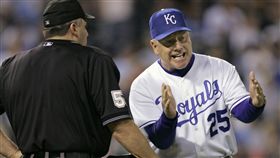 路克貝爾的爺爺巴迪（右）曾經擔任皇家隊總教練。（圖／美聯社／達志影像）