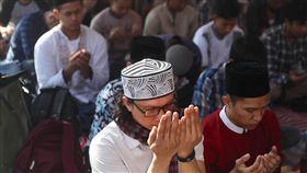 印尼開齋節台北登場（1）2019印尼開齋節會禮活動5日在台北行旅廣場舉行，穆斯林齊聚進行開齋節儀式。中央社記者吳翊寧攝　108年6月5日
