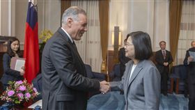 蔡英文總統6日上午接見「美商應用材料公司董事會成員一行」。（圖／總統府提供）