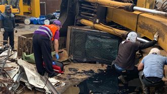 驚險畫面！男被挖土機壓住　急救援！