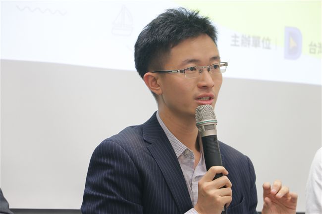 侯漢廷在2024年間,開記者會爆料一份民進黨機密資料顯示,要「將柯文哲打為中共同路人」。(資料照/台灣數位外交協會提供)