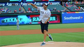 Dirk Nowitzki開球。（圖／翻攝自遊騎兵推特）