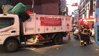 公車追撞資收車！倒垃圾民眾無辜挨撞