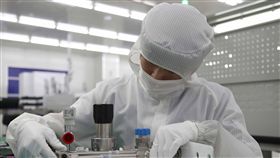 中國晶片業薪情不佳27日發布的報告指出，中國大陸晶片產業「薪情」不佳，2019年晶片人才平均招聘月薪為人民幣1萬420元（約新台幣4.8萬元），且調薪速度慢。圖為南昌中微半導體工程師。（中新社資料照片）中央社  108年5月28日