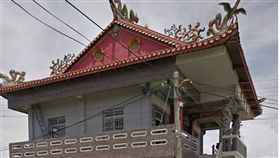 「小朋友的玩伴？」一名女網友在臉書表示，她3年前帶小孩回外婆家，而她媽媽帶小孩一間宮廟前庭玩耍，沒想到她媽媽要牽著小孩往回走時，突然被一股力量扯著，小孩還不斷說：「奶奶～我朋友不讓我回家，他們還要玩」，讓她媽媽當場錯愕，因為宮廟前庭除了她們，沒有任何人…（圖／靈異公社）