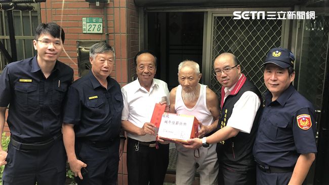 關心獨居長者！瑞芳警上門送鐵漢柔情