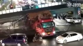 天橋崩塌（圖／翻攝自YouTube）