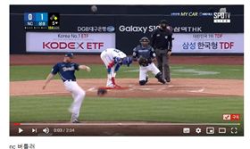 ▲NC恐龍美國投手Eddie Butler暴怒踢飛手套。（圖／截自網路）