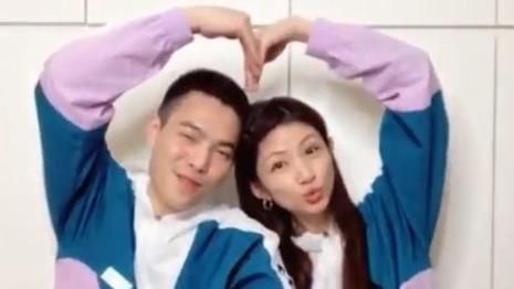 李千那罕見放閃！「勾手躺肩」甜炸❤