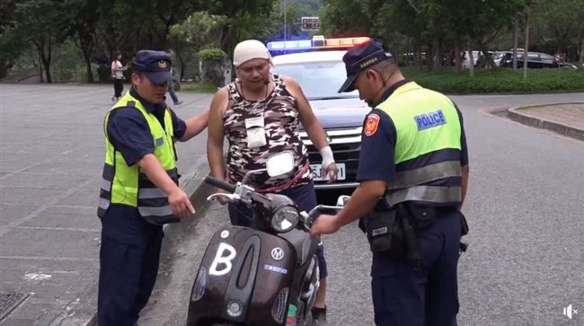 酒駕男蛇行遇警！這場演習讓民眾笑了