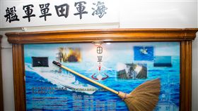 海軍田單艦走道掛掃帚　象徵榮譽及戰功海軍田單軍艦民國107年7月16日發射雄風三型反艦飛彈成功命中靶艦，因此在軍艦的中央走道懸掛掃帚，象徵在實彈射擊測考中，精準命中目標，獲得榮譽及戰功。（軍聞社提供）中央社記者游凱翔傳真　108年6月7日