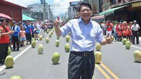 屏東佳冬西瓜故鄉  挑戰端午立瓜（1）屏東縣佳冬鄉素有「西瓜故鄉」美名，7日舉辦「端午立瓜」活動，屏東縣長潘孟安（中）表示，期許透過參與活動，讓民眾在遊玩、參觀的途中深刻了解屏東在地文化特色。（屏東縣政府提供）中央社記者郭芷瑄傳真  108年6月7日