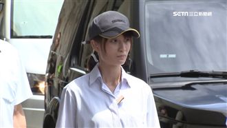 小英「正妹隨扈」…被起底是警花