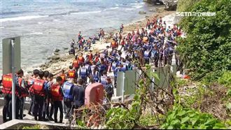 下水餃？小琉球上萬遊客　塞爆等浮潛