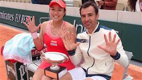 ▲詹詠然（左）與多帝格成功衛冕法網混雙冠軍。（圖／劉雪貞提供）