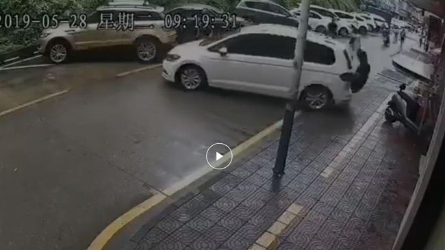 可怕！女子倒車突暴衝　將行人捲車底