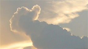 大陸廣東高三考生拍到比讚雲。(圖/翻攝自我想吃加番茄的蟹黄包微博)