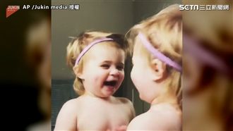 女娃照鏡子賣萌　自戀程度無極限