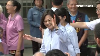 小英P圖拚初選！洗澡「電話不漏接」